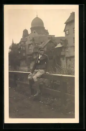 Foto-AK Nürnberg, Wanderer an der Insel Schütt, im Hintergrund die Synagoge