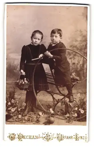 Fotografie G. Pechan, Urfahr-Linz, Rudolfstr. 3, Portrait niedliches Kinderpaar mit Reifen und Blumenkorb