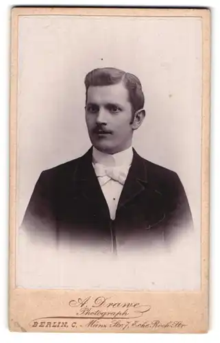Fotografie A. Drawe, Berlin, Münz-Str. 7, Portrait junger charmanter Mann mit Schnurrbart im Jackett