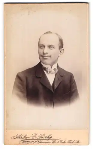 Fotografie E. Postlep, Berlin, Chaussee-Str. 5, Portrait charmanter junger Mann mit Fliege im Jackett