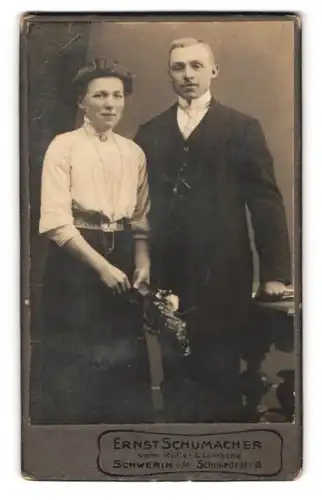 Fotografie Ernst Schumacher, Schwerin i. M., Schmiedestr. 18, Portrait eines elegant gekleideten jungen Paares