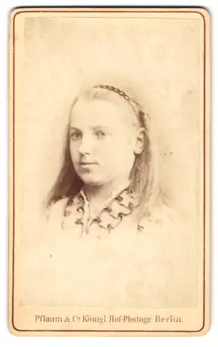 Fotografie Pflaum & Co., Berlin, Königs-Str. 31, Portrait schönes blondes Mädchen mit hübschem Haarband