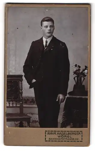 Fotografie Raim. Haselberger, Wörgl, Bahnhofstr. 25, Portrait junger Mann im eleganten Anzug
