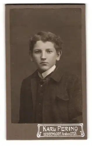 Fotografie Karl Perino, Deggendorf, Graben 273 1 /2, Portrait frecher Bube im eleganten Anzug