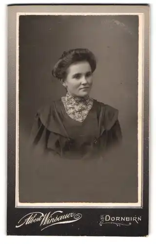 Fotografie Albert Winsauer, Dornbirn, Pfarrgasse 2, Portrait dunkelhaarige Schönheit in elegant bestickter Bluse