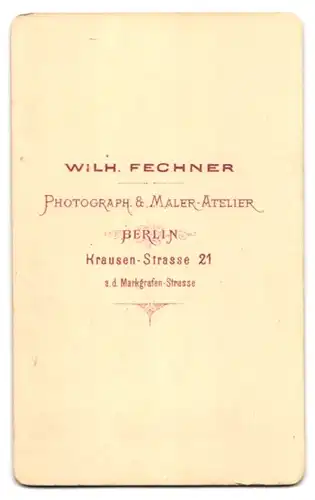 Fotografie Wilh. Fechner, Berlin, Krausen-Str. 21, Portrait bildschönes Fräulein im prachtvollen Kleid