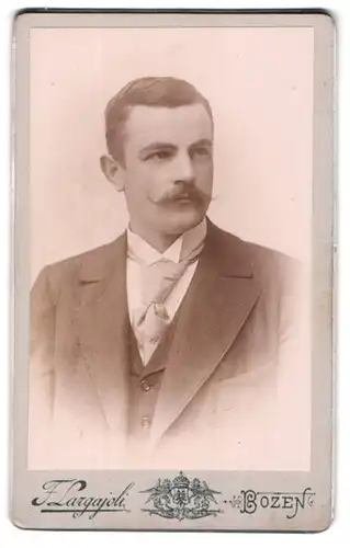 Fotografie F. Largajoli, Bozen, Portrait stattlicher Herr mit Schnurrbart im Jackett