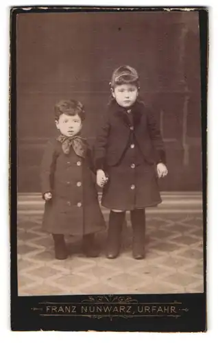 Fotografie Franz Nunwarz, Urfahr, Fischergasse 13, Portrait niedlicher Kinderpaar in hübschen Mänteln