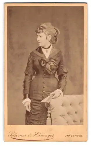 Fotografie Scherner & Häniger, Innsbruck, Maria-Theresien-Str. 37, Portrait bildschöne junge Frau in gerüschtem Kleid