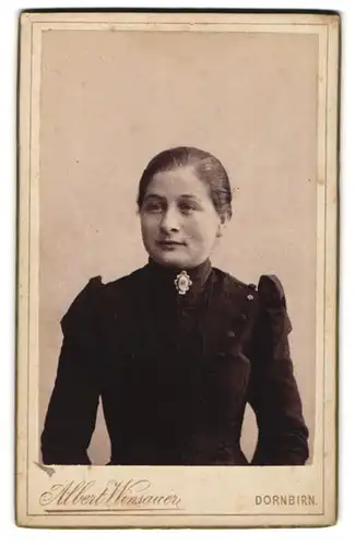 Fotografie Albert Winsauer, Dornbirn, Pfarrgasse, Portrait bildschönes Fräulein mit Brosche am Kleiderkragen