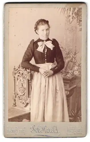 Fotografie Seb. Herold, Kitzbühel, Portrait bildschöne junge Frau in Bluse und Rock