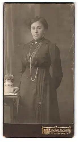 Fotografie Rudolf Högler, Bregenz, Portrait bildschöne junge Frau im prachtvollen Kleid