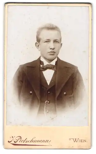 Fotografie J. Pietschmann, Wien, Degengasse 25, Portrait blonder junger Mann im eleganten Jackett