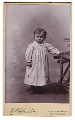 Fotografie M. Klaiber & Sohn, Ludwigshafen a. Rh., Kaiser-Wilhelm-Str. 22, Portrait kleines Mädchen im bestickten Kleid