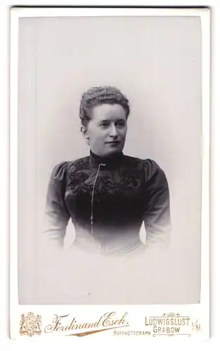 Fotografie Ferdinand Esch, Ludwigslust i. M., Breitestr., Portrait einer elegant gekleideten Frau