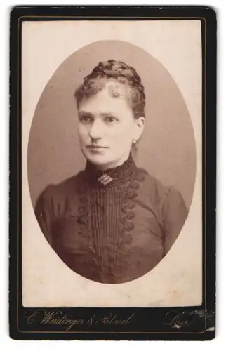 Fotografie C. Weidinger & Blasel, Linz, Promenade drei Mohren, Portrait schöne Frau mit Flechtdutt