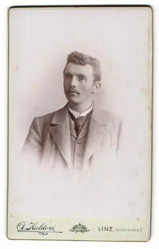 Fotografie A. Kaldori, Linz, Spittelwiese 5, Portrait charmanter Mann mit lockigem Haar und Schnurrbart