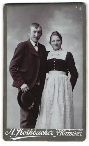 Fotografie A. Rothbacher, Kitzbühel, Hintere Stadtgasse 28, Portrait schönes Paar in Trachtenkleidung