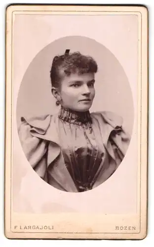 Fotografie F. Largajoli, Bozen, Portrait schöne junge Frau in prachtvoll geraffter Bluse