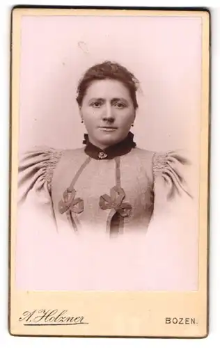 Fotografie A. Holzner, Bozen, Kaiser-Franz-Josef-Str., Portrait schöne junge Frau mit Brosche am Kleiderkragen