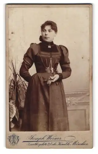 Fotografie Joseph Werner, München, Isarthorplatz 2, Portrait dunkelhaariges Fräulein mit Blume in der Hand