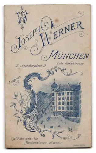 Fotografie Joseph Werner, München, Isarthorplatz 2, Portrait dunkelhaariges Fräulein mit Blume in der Hand