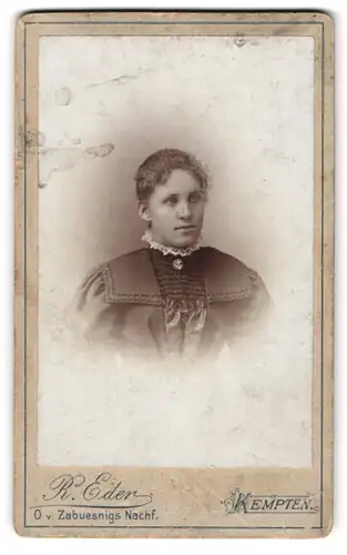 Fotografie R. Eder, Kempten, Portrait brünettes Fräulein mit Brosche am Kleiderkragen