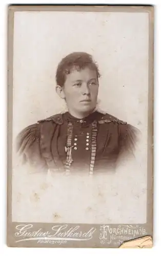 Fotografie Gustav Luthardt, Forchheim i. B., Nürnbergerstr., Portrait einer elegant gekleideten Frau