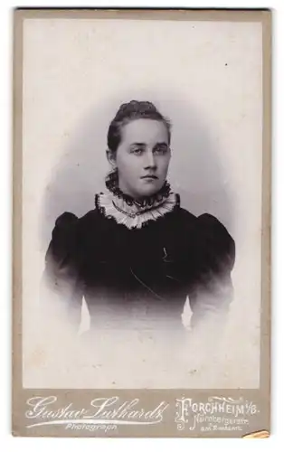 Fotografie Gustav Luthardt, Forchheim i. B., Nürbergerstr., Portrait bildschönes Fräulein im prachtvollen Kleid