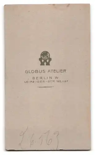 Fotografie Atelier Globus, Berlin, Leipzigerstr.132 /137, Portrait schöne junge Frau mit Rosen im eleganten Kleid