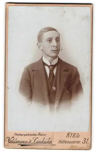 Fotografie Veldmann & Laukühn, Kiel, Holtenauerstr. 31, Portrait junger Mann mit Krawatte im Jackett