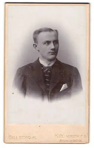 Fotografie Billström, Kiel, Vorstadt 9, Portrait blonder charmanter Mann im Jackett