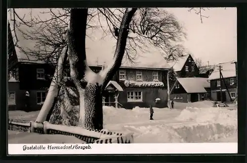 AK Hermsdorf im Erzgeb., an der eingeschneiten Gaststätte