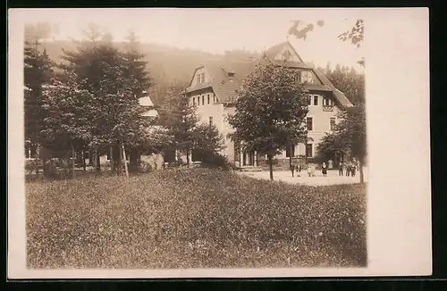 AK Kipsdorf im Erzgeb., Kinder vor dem Unterkunftshaus