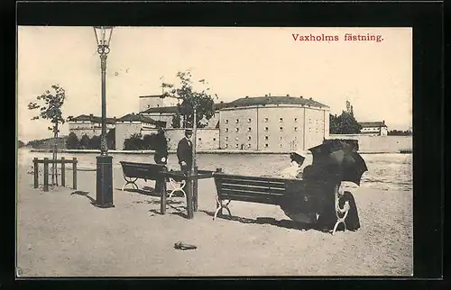 AK Vaxholm, fästning, Passanten am Ufer auf einer Bank
