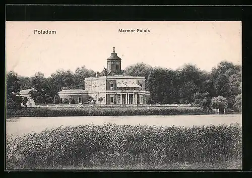 AK Potsdam, Marmor-Palais vom Ufer gesehen