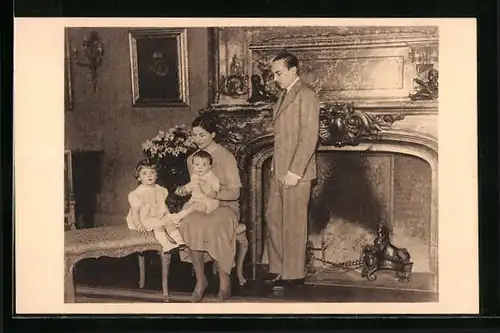 AK LL. AA. RR. Le Comte et la Comtesse de Paris et leurs enfants le Prince Henri et Princesse Isabelle de France