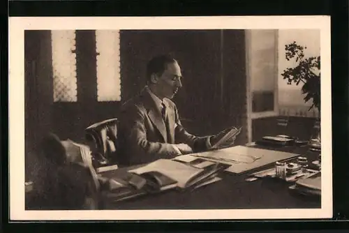 AK S. A. R. Monseigneur le Comte de Paris, der französische Adlige am Schreibtisch