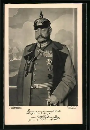 AK Paul von Hindenburg, in Uniform mit Pickelhaube und Orden