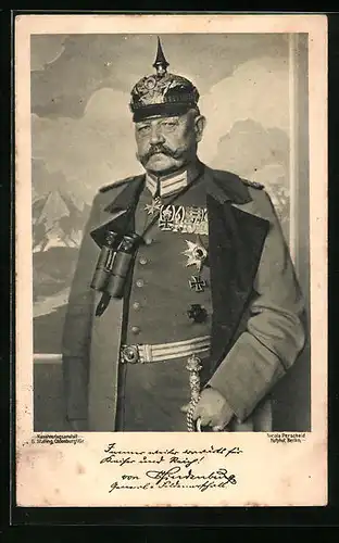 AK Paul von Hindenburg, der Generalfeldmarschall stehend mit Pickelhaube und Orden