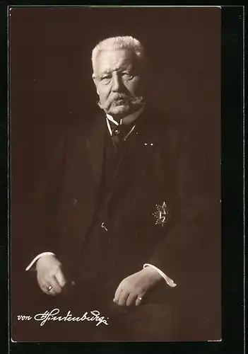 AK Paul von Hindenburg, der Reichspräsident sitzend mit Eisernem Kreuz