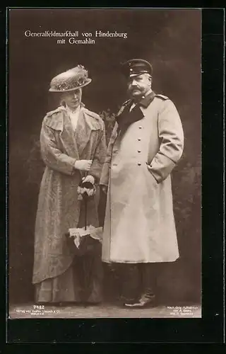 AK Paul von Hindenburg, der Generalfeldmarschall mit seiner Frau unterwegs