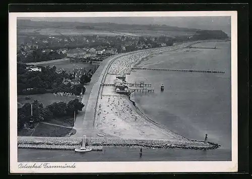 AK Travemünde / Ostsee, Strand und Ort aus der Luft gesehen