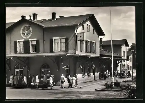 AK Bad Elster, Bahnhof mit Passagieren