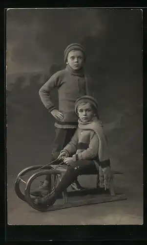 Foto-AK Zwei Jungen mit einem Schlitten, 1915