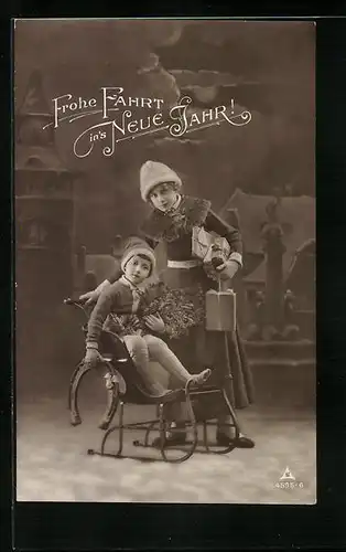 AK Junge Frau mit Geschenken und Jungen auf Schlitten, Neujahrsgruss