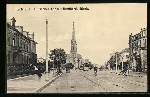 AK Karlsruhe, Durlacher Tor mit Bernharduskirche, Strassenbahn