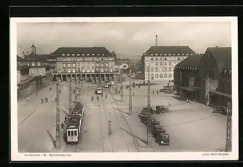 AK Karlsruhe i. B., Bahnhofsplatz mit Strassenbahn