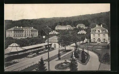 AK Bad Brückenau, Wandelbahn mit Blick auf Schloss Hotel