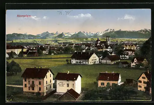 AK Kempten i. Allgäu, Blick über die Dächer der Stadt auf Kirche und Alpen